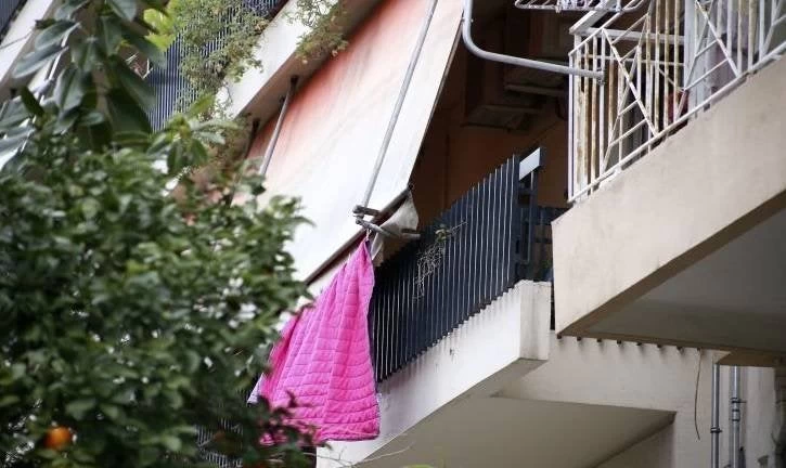 Ο καβγάς που οδήγησε στο άγριο έγκλημα στον Πειραιά -Με μαχαίρι και μια γλάστρα σκότωσε τον 79χρονο η σύντροφός του (βίντεο)